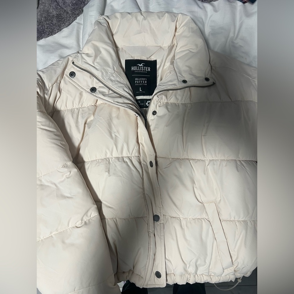 Hollister Off-White Puffer Jacket